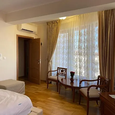 Parliament Square Mamaia Nord Konukevi Navodari